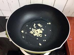 放入蒜末爆香