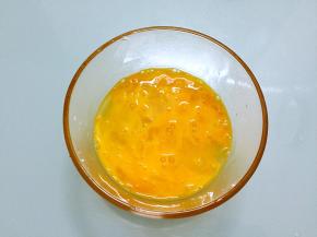 鸡蛋打散备用