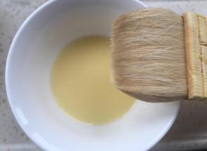 蛋黄液加适量水稀释