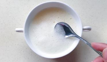 泡沫用勺子撇干净