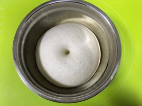 取出发酵好的面团，体积增大为原来的2倍，用手指蘸一下面粉戳一下，面团不会回缩即可