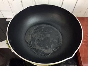 锅中倒入适量的食用油烧热