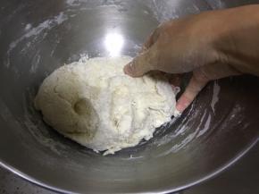 用手开始揉，需要注意的是面团是有些干的状态，不要担心，慢慢揉