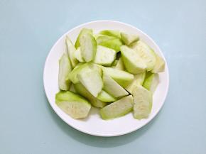 丝瓜去皮洗净切小块