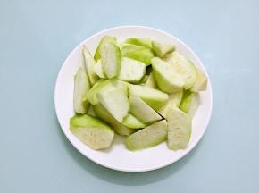 丝瓜去皮洗净切小块