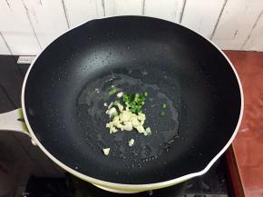 放入葱姜蒜爆香
