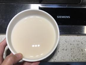 先烧一小锅温水，大约35度，不烫手，温温的，用于溶解酵母，过于烫的水会使酵母活性丧失，3g酵母倒入210g温水中，搅拌均匀，静置10分钟