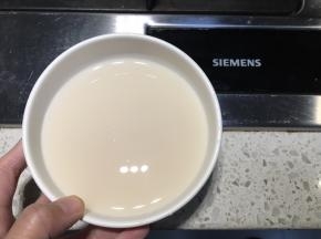 先烧一小锅温水，大约35度，不烫手，温温的，用于溶解酵母，过于烫的水会使酵母活性丧失，3g酵母倒入210g温水中，搅拌均匀，静置10分钟