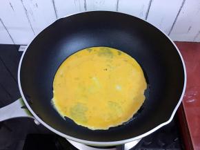 倒入鸡蛋液