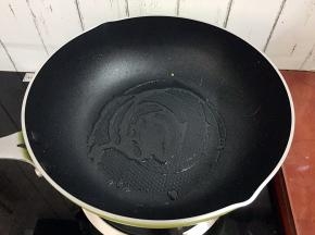 原锅倒入适量的食用油烧热