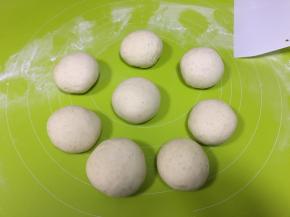 8份面团依次做好