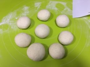 8份面团依次做好