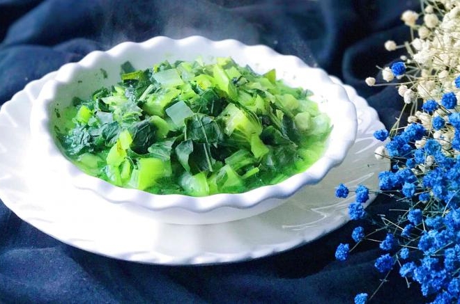 手捏青菜钵