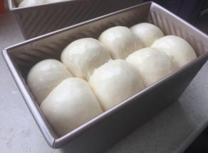 发到面团最高处和吐司壁最高边齐平。涂上蛋黄液