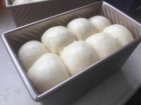 发到面团最高处和吐司壁最高边齐平。涂上蛋黄液