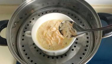 这时上面的蛋液已经凝固了，再撒一些虾米上去，再加盖蒸3分钟，关火焖2分钟