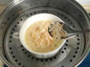 这时上面的蛋液已经凝固了，再撒一些虾米上去，再加盖蒸3分钟，关火焖2分钟