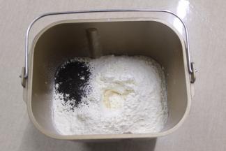 将所有材料放入面包机桶内（黄油和馅料除外），启动揉面程序12分钟