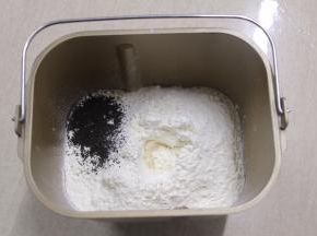 将所有材料放入面包机桶内（黄油和馅料除外），启动揉面程序12分钟