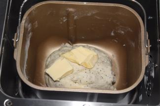 第一个揉面程序结束后，加入软化的黄油，继续启动第二个揉面程序13分钟