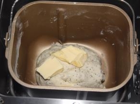 第一个揉面程序结束后，加入软化的黄油，继续启动第二个揉面程序13分钟