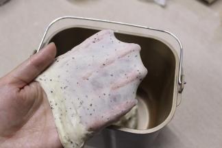 结束后检查面团，能拉出有纹理的薄膜即可