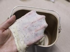 结束后检查面团，能拉出有纹理的薄膜即可