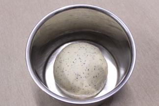 取出面团整圆后放入干净的容器内，盖保鲜膜常温进行一发（室温28度）