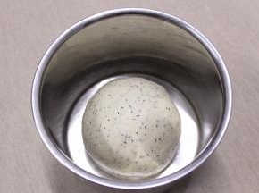 取出面团整圆后放入干净的容器内，盖保鲜膜常温进行一发（室温28度）