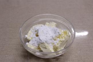 软化后加入10克糖粉