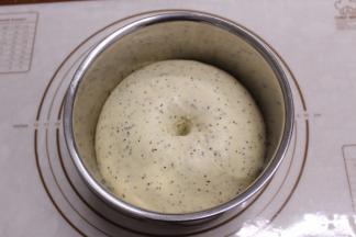 发酵好的面团应该是原来的2倍大，手指沾粉戳洞，有轻微的回缩且能保持一个肚脐的状态