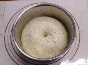发酵好的面团应该是原来的2倍大，手指沾粉戳洞，有轻微的回缩且能保持一个肚脐的状态