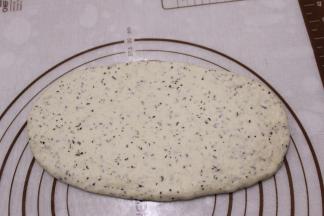 取出一个米面团，擀成椭圆形