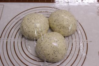 取出面团排气分成3等份，盖保鲜膜静置10分钟