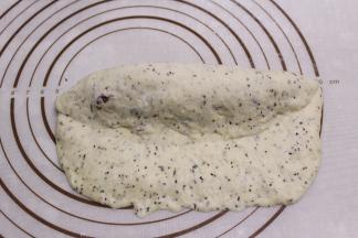 往下卷包裹住全部的馅料，接口处轻压