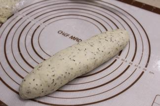 最后收口，整理两端，成长橄榄型即可