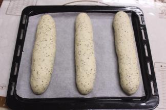 放入烤盘中，面团之间隔出足够的距离