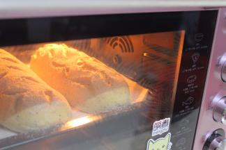 放入预热好的萌煮烤箱中层，170度，35分钟最后5分钟，可透过玻璃看见面包上色已经很好了