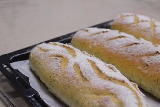 出炉后将面包移至网架上晾凉