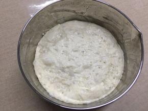 体积膨胀约3倍大，表面充满大小不一的气泡