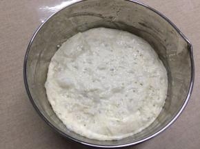 体积膨胀约3倍大，表面充满大小不一的气泡