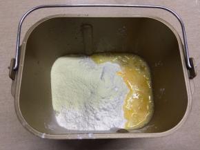 面包机桶内加入主面团中除黄油以外的所有原料，以及撕块的中种面团