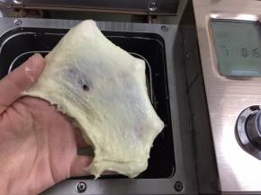 揉至面筋扩展，加入黄油揉，继续运行和面程序15分钟