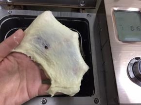 揉至面筋扩展，加入黄油揉，继续运行和面程序15分钟
