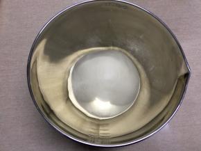 面团滚圆放置容器内发酵