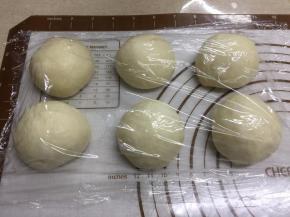 将面团取出，平均分割成6份，静置10分钟