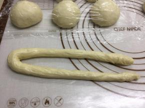 将面团从上往下搓成条状，约50cm