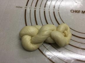 将面团卷个八字，相接的部分塞进圆圈里