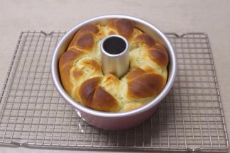 出炉后放置在烤网上