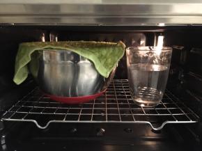 面团放入盆内，盖上干净湿毛巾，放入烤箱，烤箱内放一杯清水，发酵档发酵1个小时